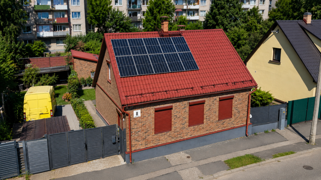 Privātmājas jumts ar metāla dakstiņprofilu, jumta drošības elementiem un saules paneļiem Daugavpilī — vizualizācija